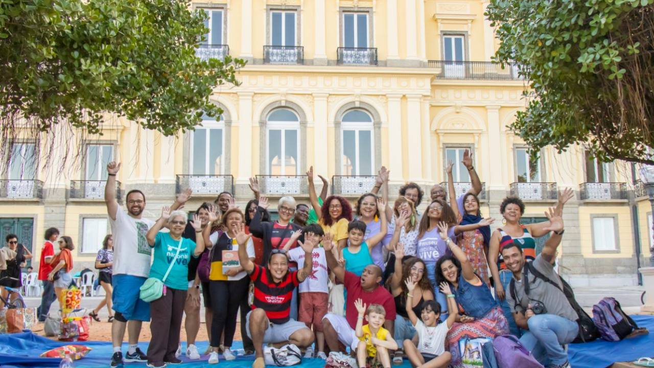 Foto na frente do Museu Nacional durante o aniversário de 205 anos do Museu