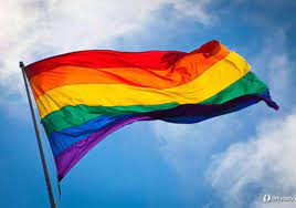Bandeira do orgulho gay com as cores do arco-íris.