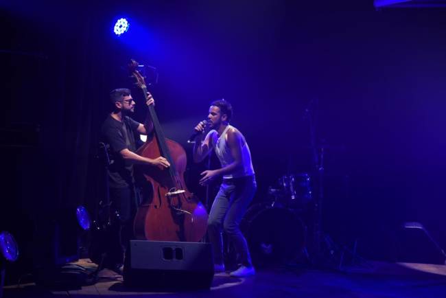 O show contou com um músicos extraordinários, como o baixista Roge Victor.