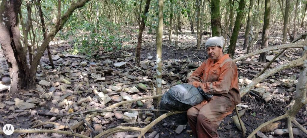 Responsável pelo projeto “Águas da Guanabara”, que tem como objetivo quantificar e qualificar os resíduos sólidos e os impactos que eles provocam na fauna e na flora, um grupo de 150 pescadores já retirou mais de 150 toneladas de lixo flutuante encontradas na praia e em manguezais da Baía de Guanabara. O trabalho começou em fevereiro, e atualmente vem sendo feito no canal de Magé, nos rios Suruí e Estrela, na Baixada Fluminense, e em São Gonçalo, nos rios Imbuaçu, Pomba e Marimbado, entre outros. Grande parte do material retirado é descartada pelos próprios moradores dentro dos rios.