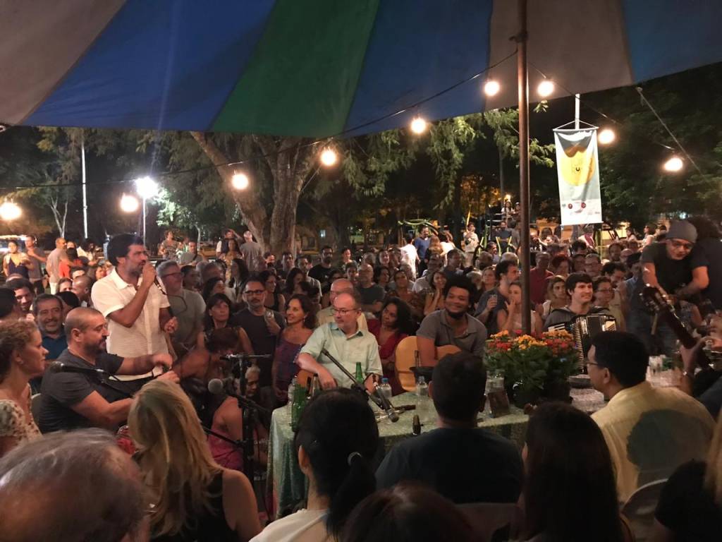 Sob a luz dos candeeiros, o samba do projeto Saudação aos Tambores exalta os orixás.