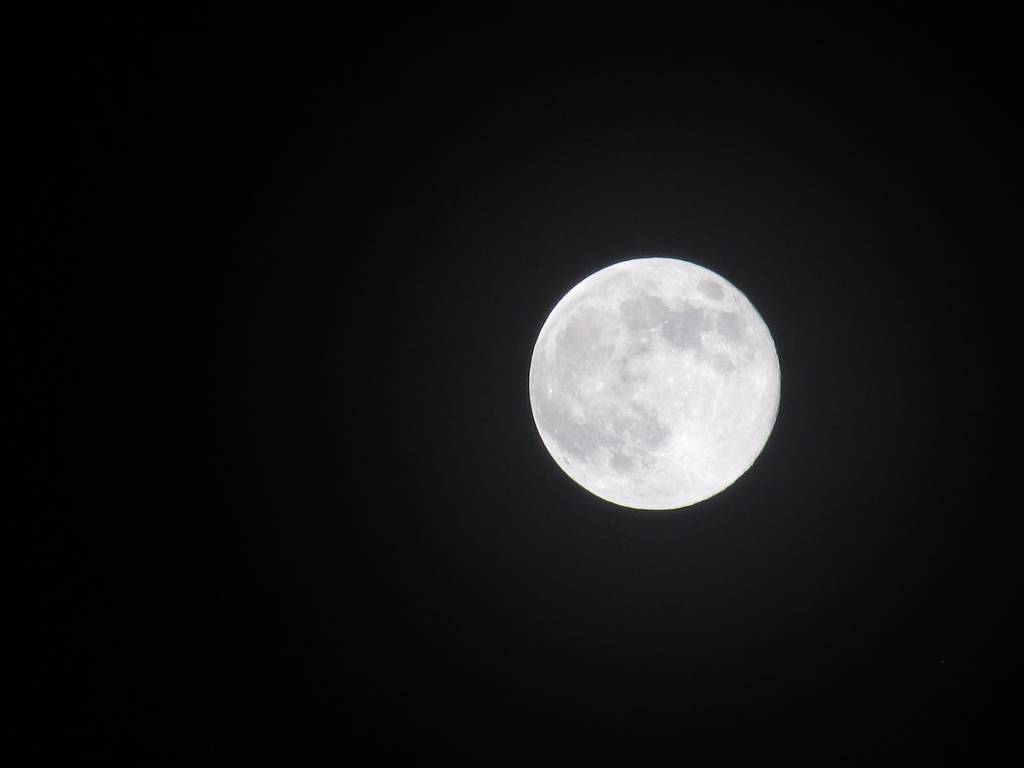Foto mostra lua cheia enorme e brilhante no céu