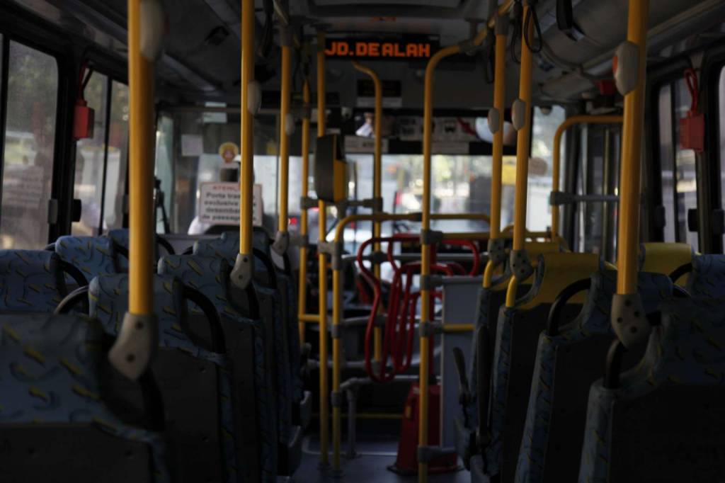 Foto mostra foto de um ônibus do Rio por dentro