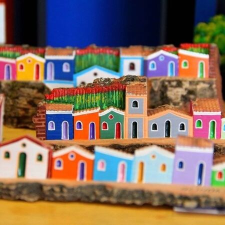 Esculturas de casinhas coloridas