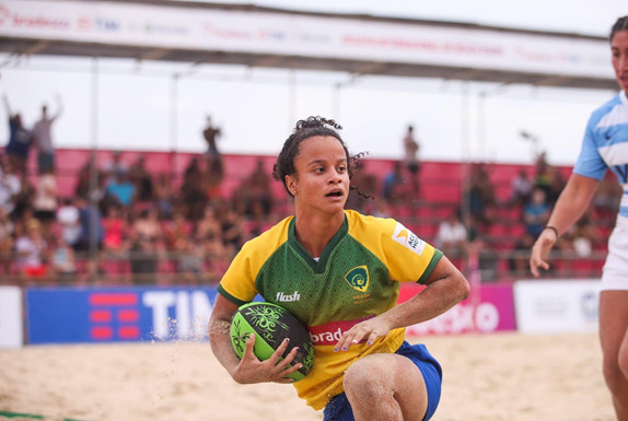 Foto mostra mulher jogando beach rugby