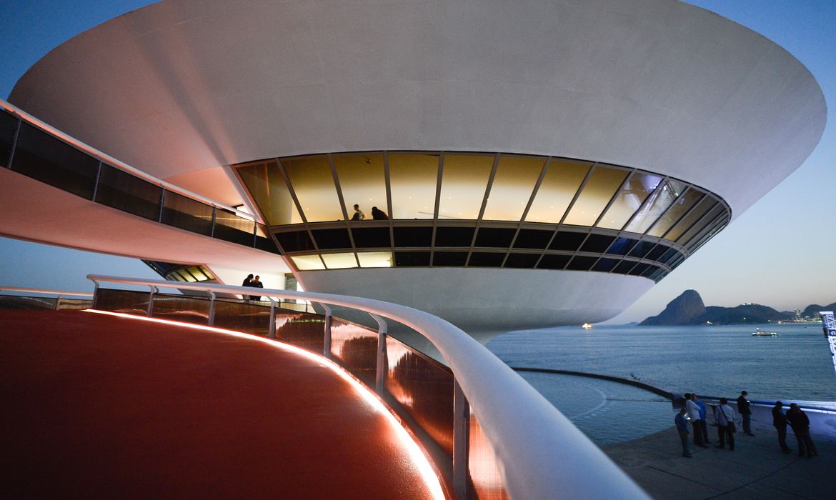 Foto mostra MAC Niterói à noite