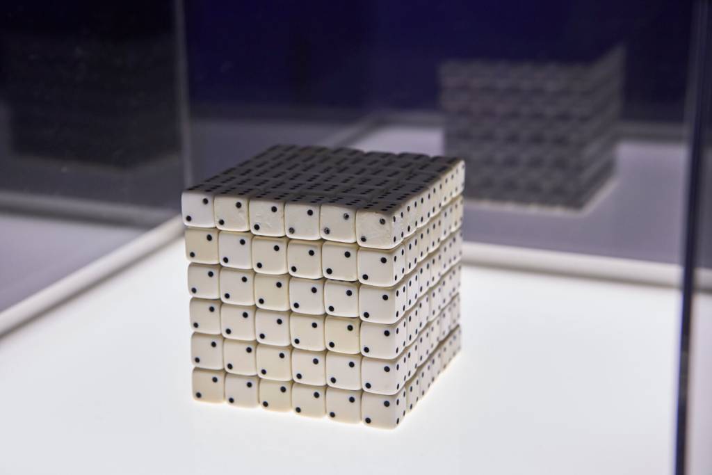 Um cubo feito de 216 dados tradicionais
