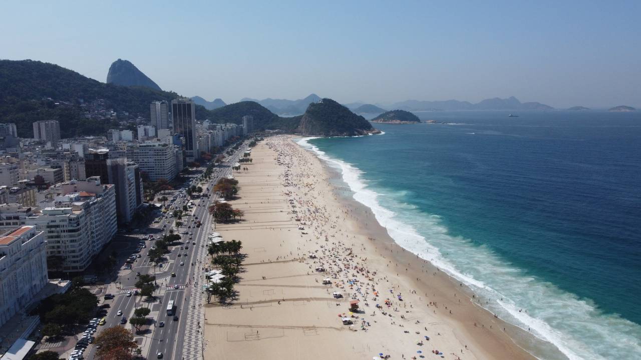 Foto mostra a orla de Copacabana e do Leme
