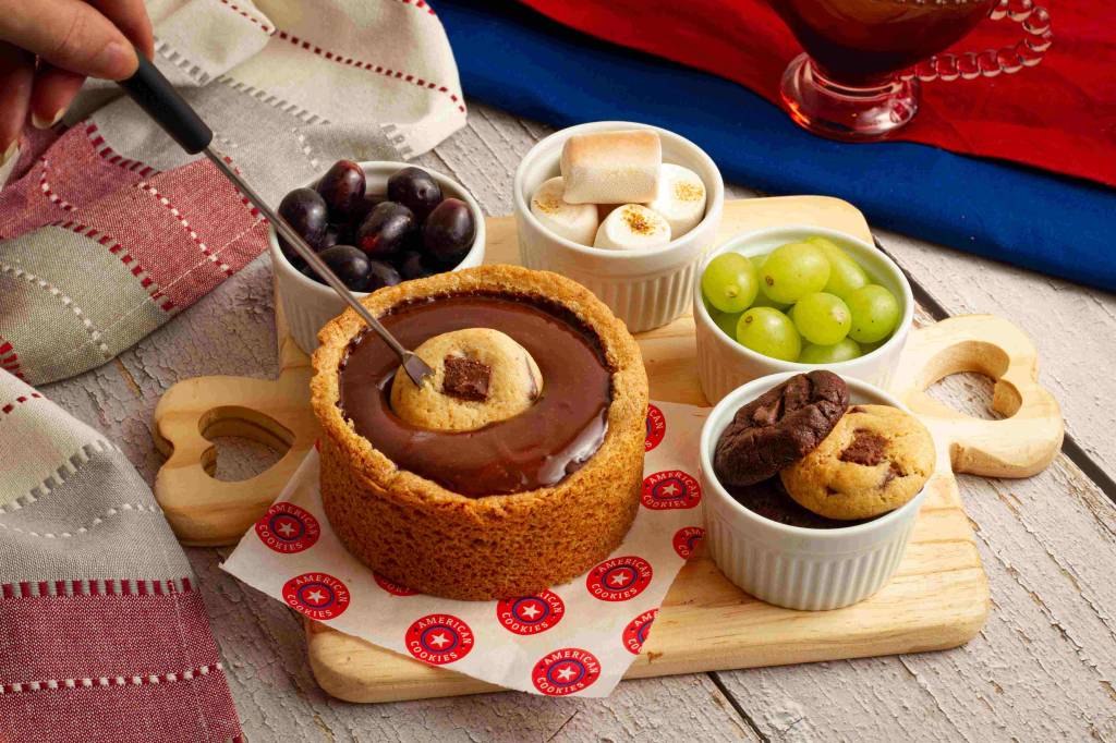 American: fundue com bowl comestível de cookie é a atração da marca
