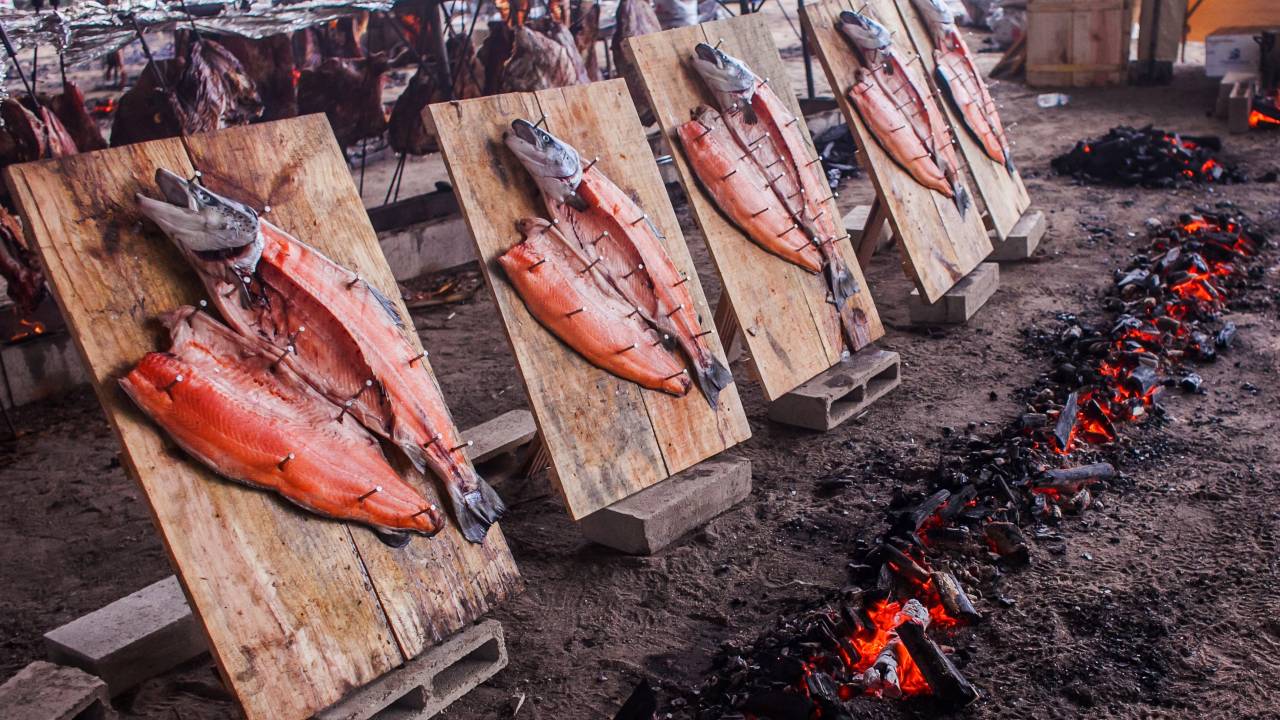 BBQ Festival: o salmão pranchado é uma das atrações do evento com preço único para comer à vontade