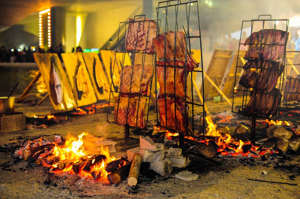 Na lenha: costelões bovinos em fogo de chão serão atração à parte da festa da carne