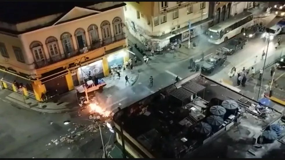 Barricadas em chamas foram usadas para fechar algumas ruas da Lapa, no Rio de Janeiro