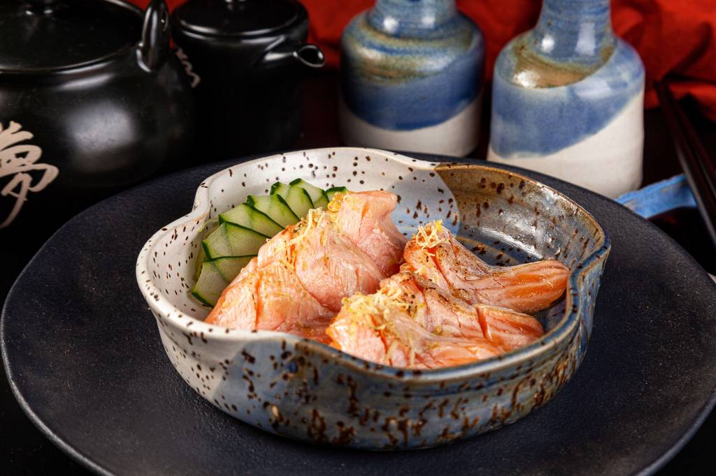 Peixoto: sashimis de barriga de salmão maçaricados estão entre os cortes de peixes da casa