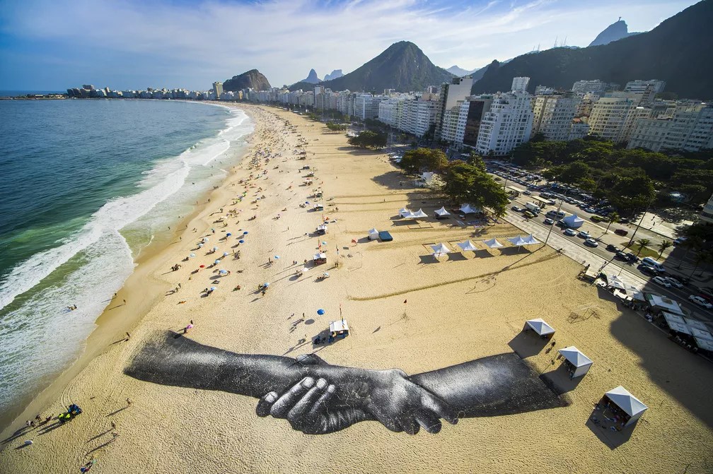 Copacabana entra para a ‘maior corrente humana do mundo’ com megapintura