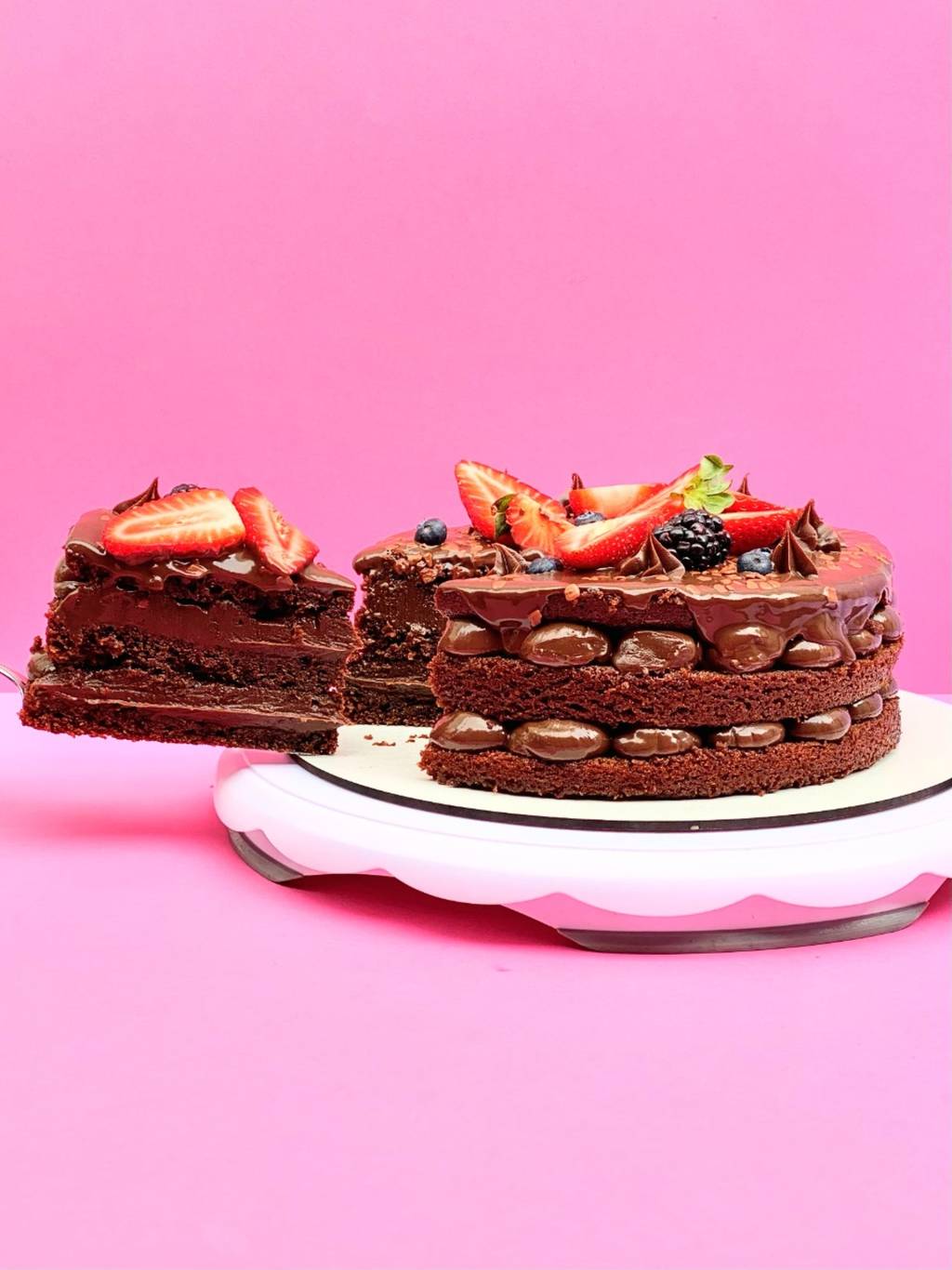 Cake & Co: loja traz bolo de chocolate com brigadeiro, calda e frutas vermelhas