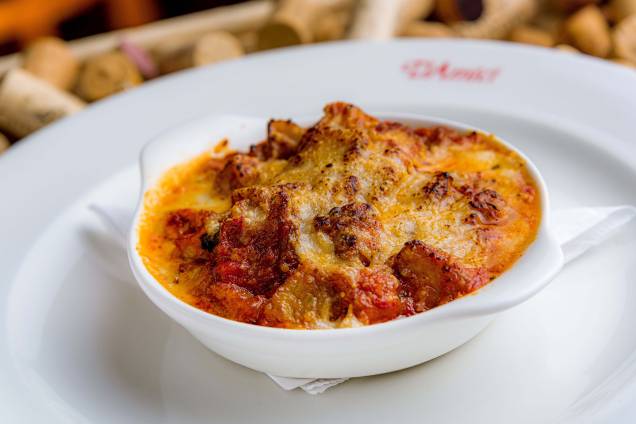 D'Amici: a berinjela ao pomodoro é gratinada com queijos e vem fumegante de entrada D'Amici: a berinjela ao pomodoro é gratinada com queijos e vem fumegante de entrada