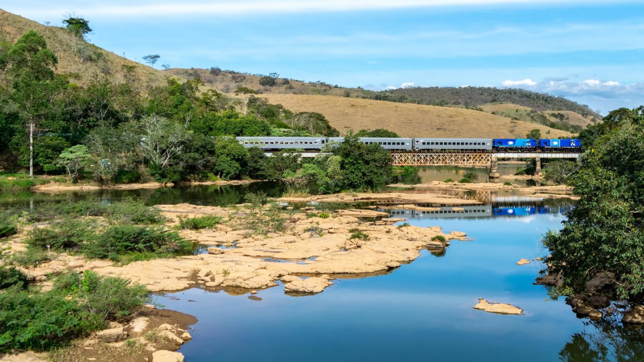 Foto mostra trem passando por paisagem