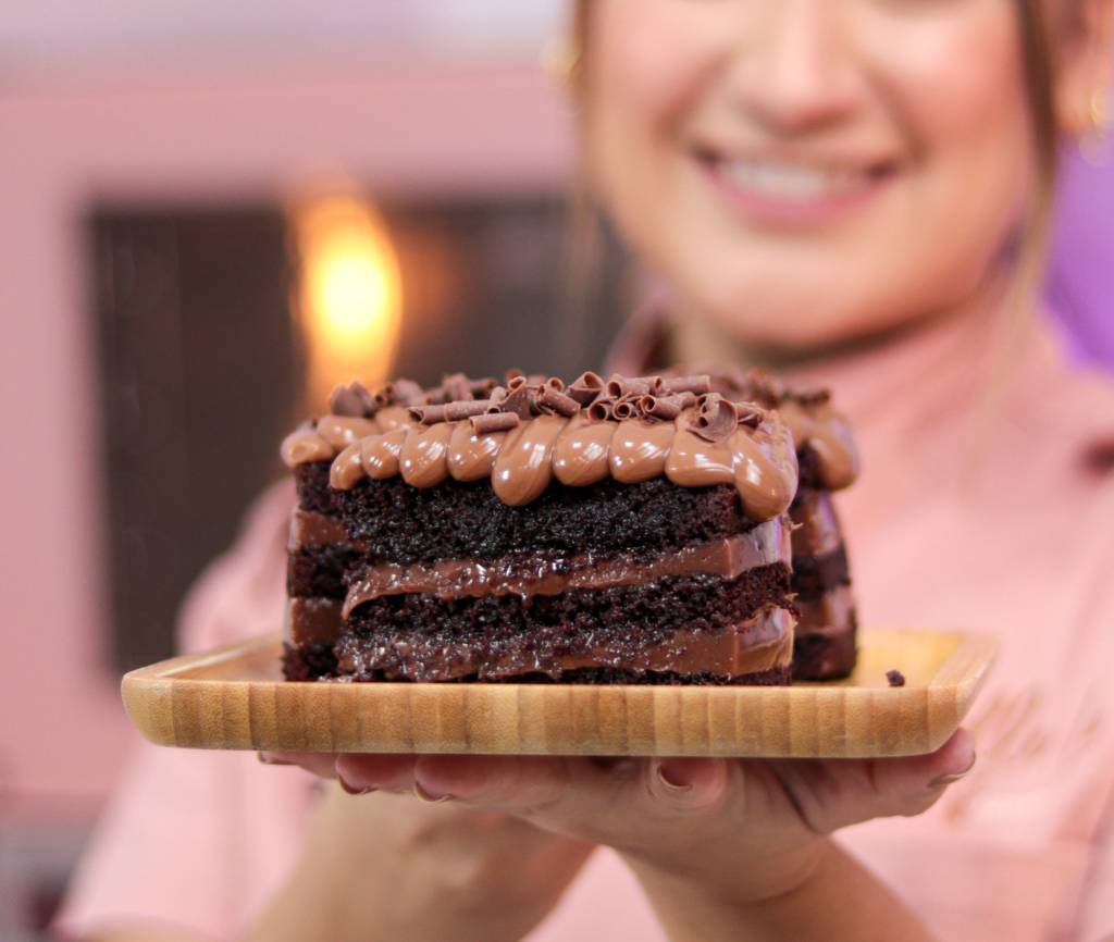 Caramelle: o Chocolatudo é um bolo com camadas diferentes de brigadeiro e massa molhada