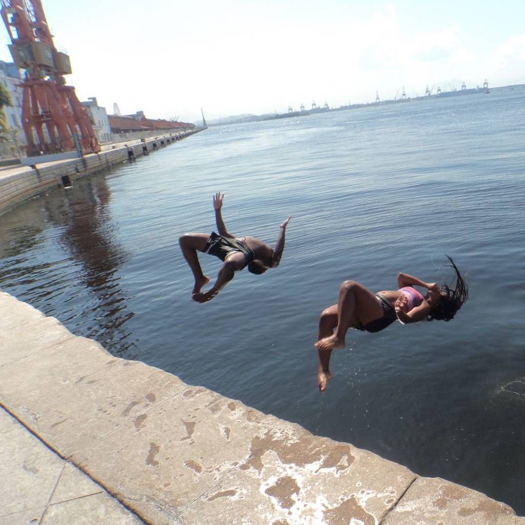Crianças pulando na Baía de Guanabara ao lado do Museu do Amanhã