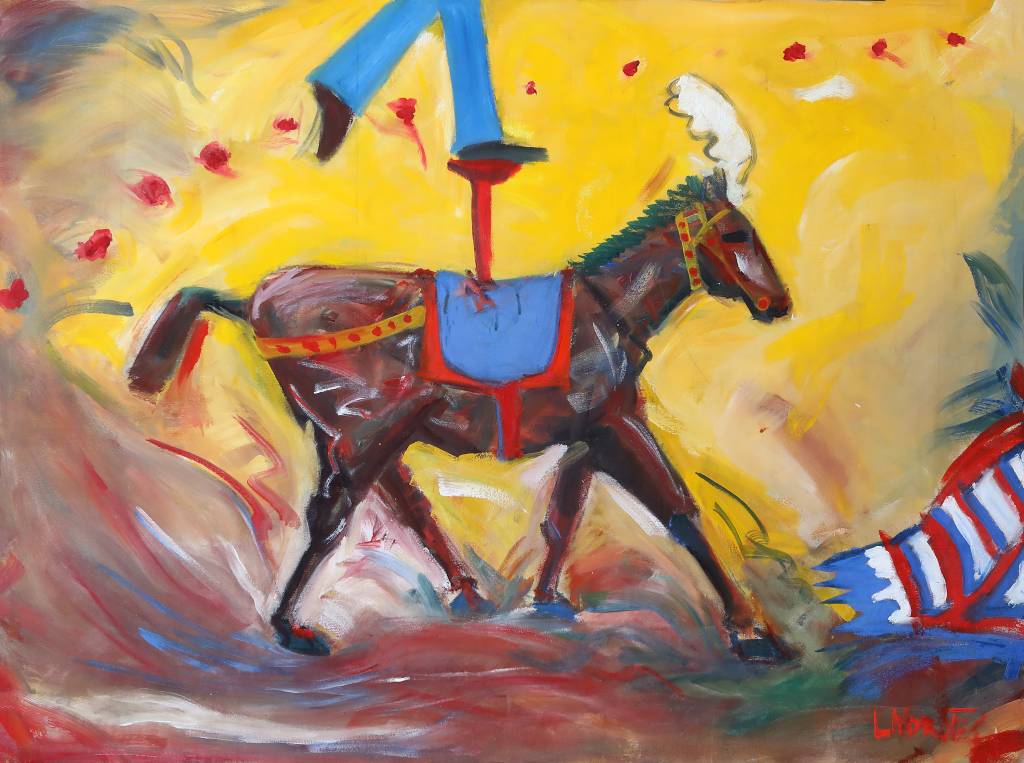 Cavalo com ornamentos circenses sobre fundo predominantemente amarelo e pernas humanas suspensas sobre ele