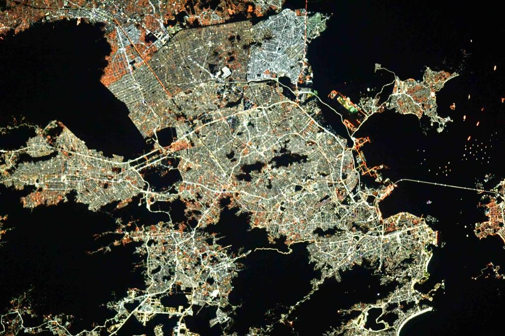 Foto mostra Rio de Janeiro visto do espaço à noite