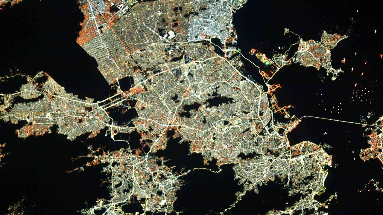 Foto mostra Rio de Janeiro visto do espaço à noite