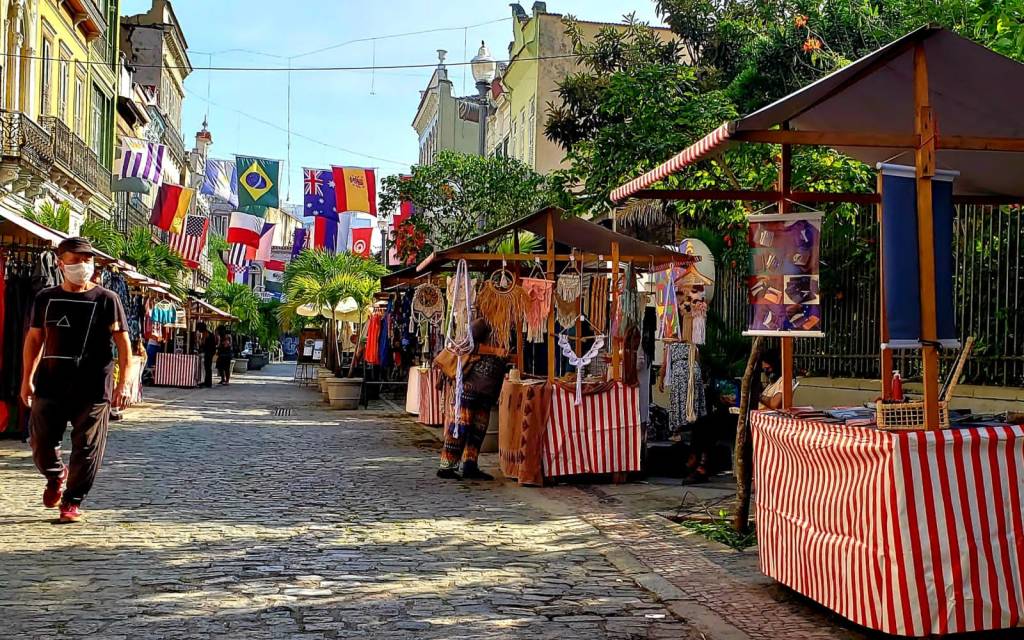 Foto mostra a Rua do Lavradio em dia de feira