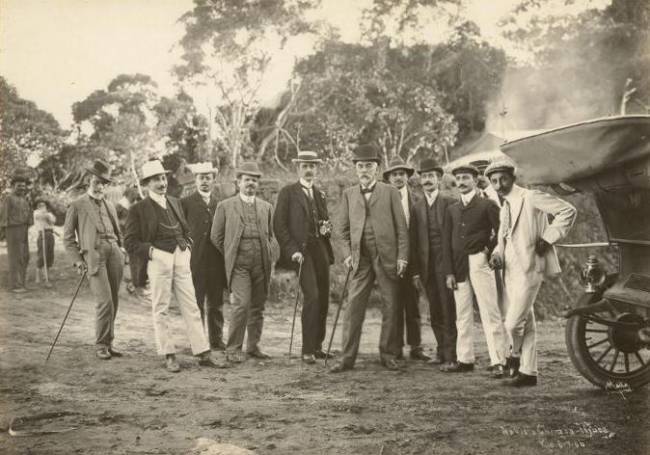 Foto de Augusto Malta. Pereira Passos com grupo de pessoas em visita à Floresta da Tijuca, 8 de julho de 1906. Rio de Janeiro, RJ / Acervo Museu da República