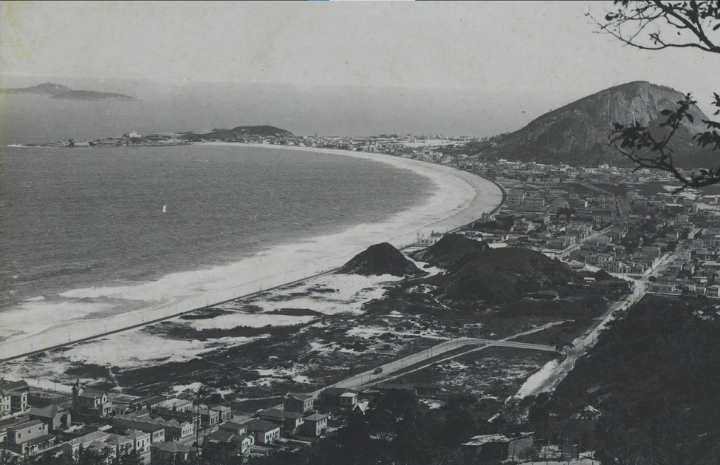 Vista do bairro de Copacabana, no Rio de Janeiro, do alto de uma colina, numa época em que só havia casas e muitos espaços vazios no bairro