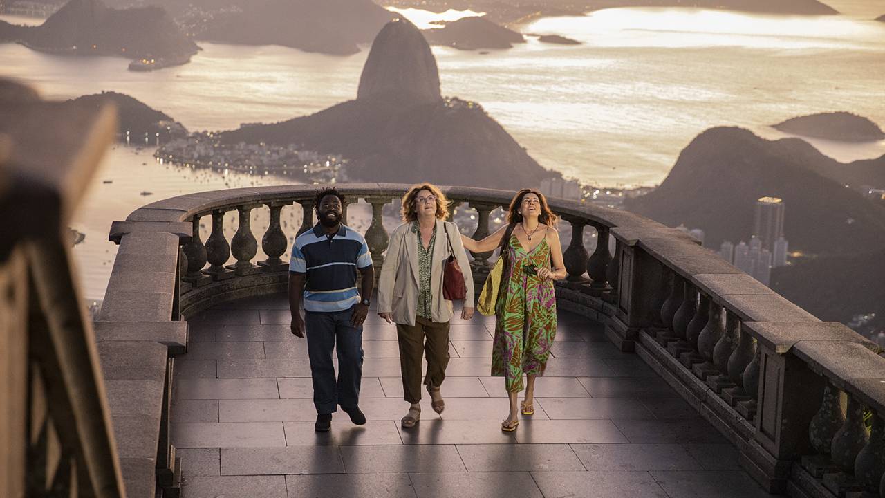Cena de 'How to Be a Carioca': guia de como ser um gringo no Rio estreia em 2023 -