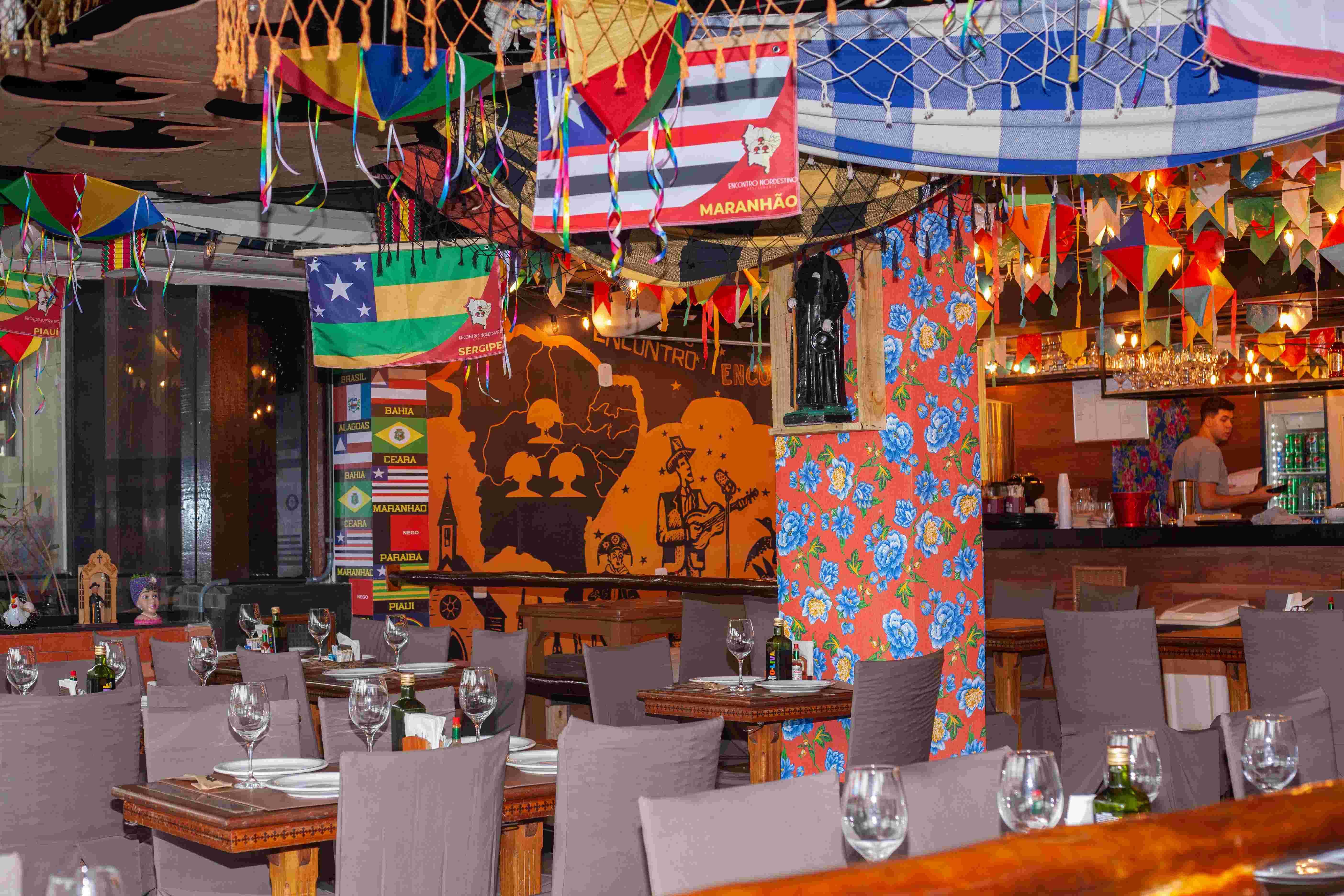 Cores nordestinas: o salão é decorado de forma alegre com bandeiras e imagens típicas