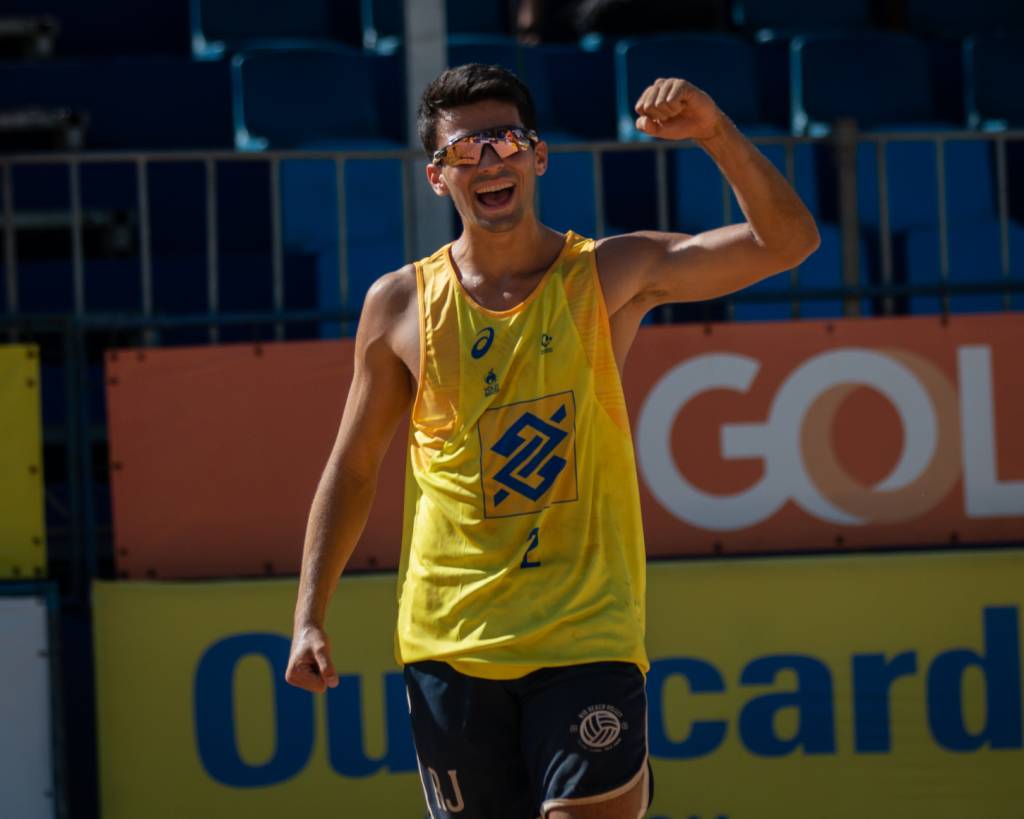 Foto mostra jovem jogador de vôlei celebrando