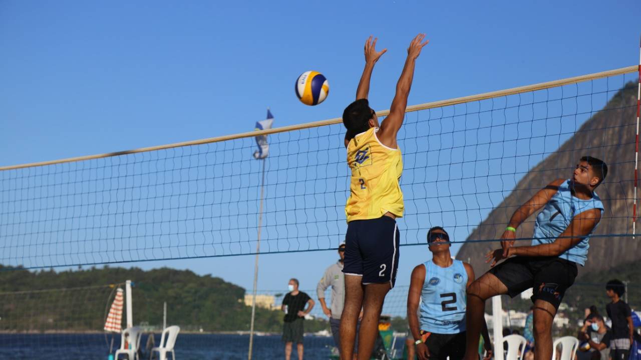 Foto mostra atleta defendendo bola