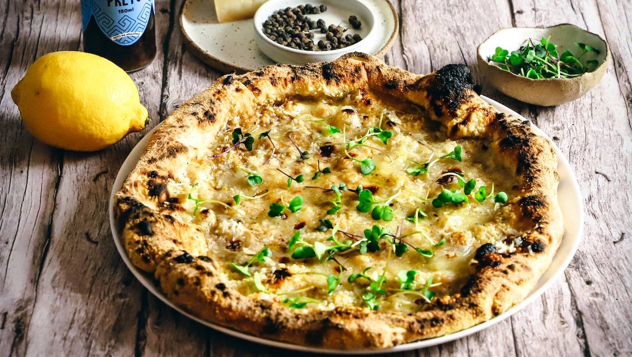Locale: pizza Roma reproduz a textura cremosa do molho de queijo e pimenta-do-reino