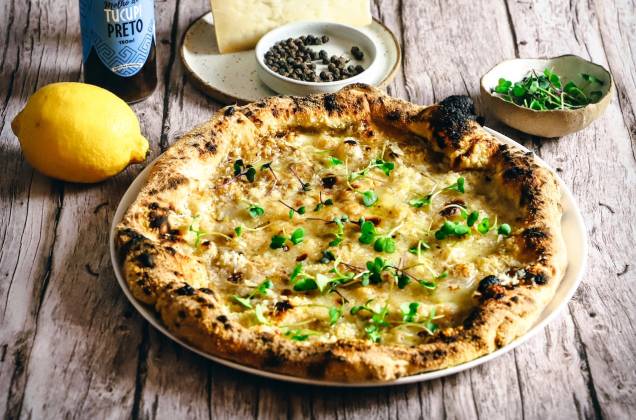 Locale: pizza Roma reproduz a textura cremosa do molho de queijo e pimenta-do-reino