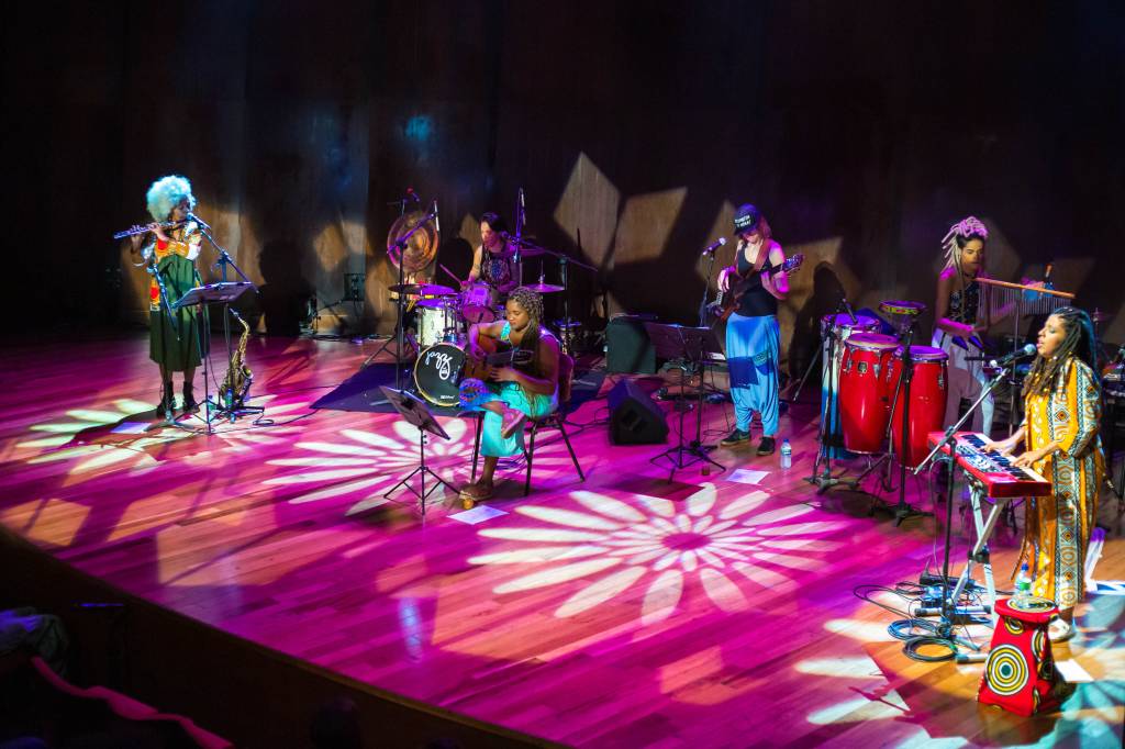 A banda Jazz das Minas, com cinco integrantes, em ação no palco.