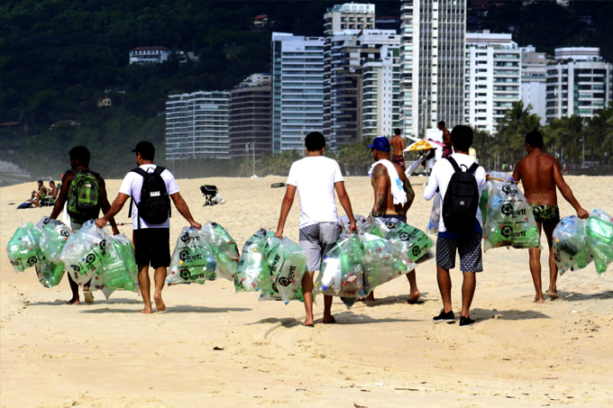 Moradores e surfistas se unem para despoluir a praia de São Conrado