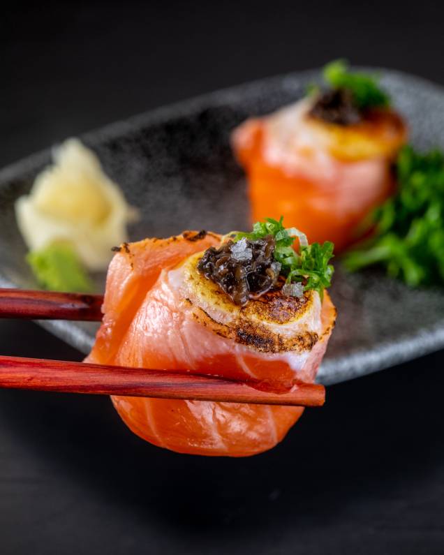 Naga: salmão e ovo de codorna trufado é um sushi clássico servido à perfeição no Naga