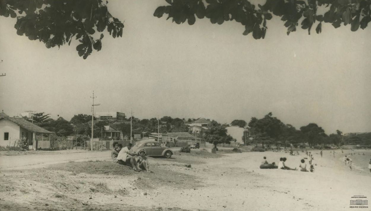 Foto Praia de Sepetiba, 1963. Arquivo Nacional. Fundo Correio da Manhã