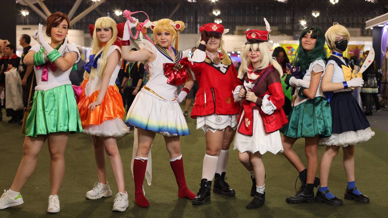 Foto mostra meninas cosplayers de anime