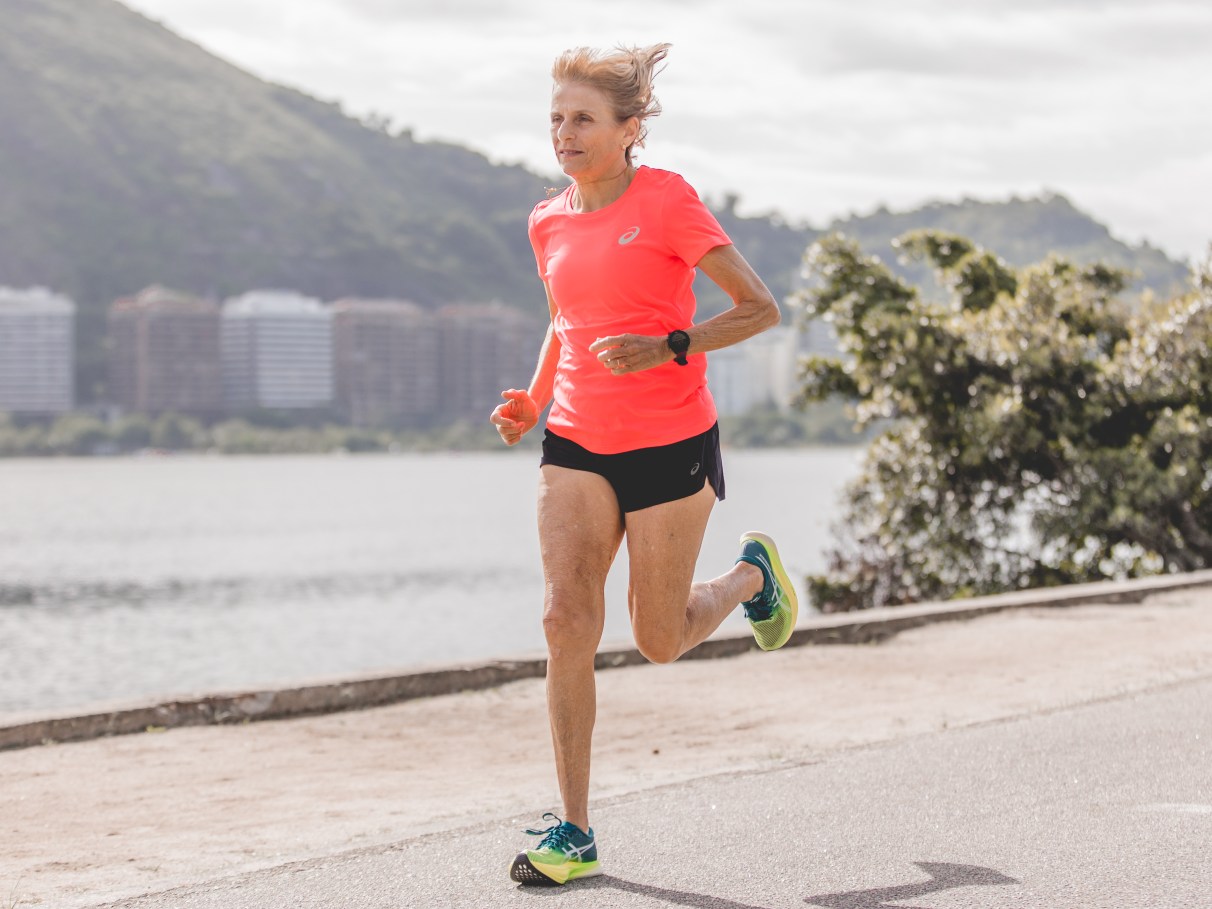 As pessoas correm. Correndo pessoa, menina rápida e menino sprint. Miúdos a  correr, homem e mulher.