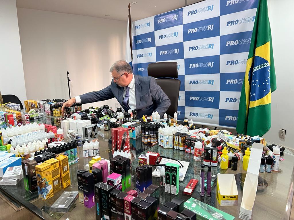 Sete estabelecimentos foram autuados e 157 cigarros eletrônicos, além de 1098 essências e 5 kits, foram apreendidos em uma operação de fiscalização do Procon Estadual do Rio de Janeiro e da Secretaria Estadual de Defesa do Consumidor nesta quinta (30).