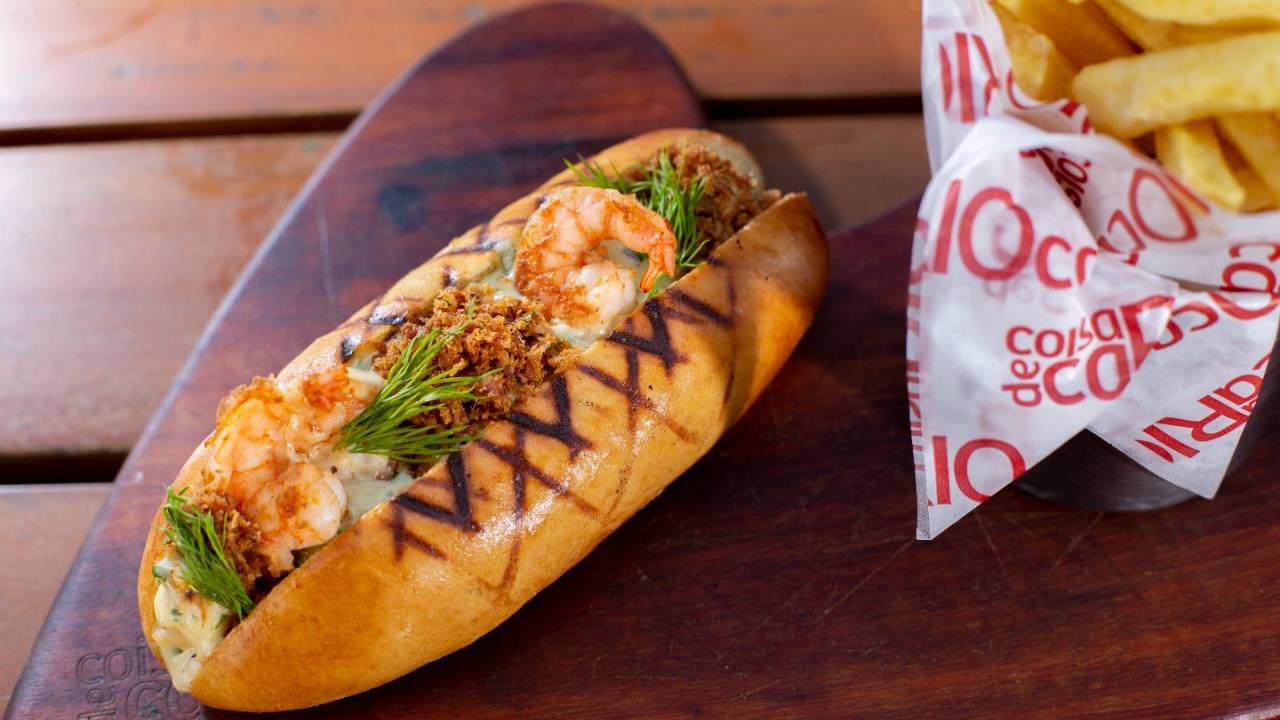 Coisa de Carioca: quiosque aposta em sanduíche de camarões com crocante de bacon