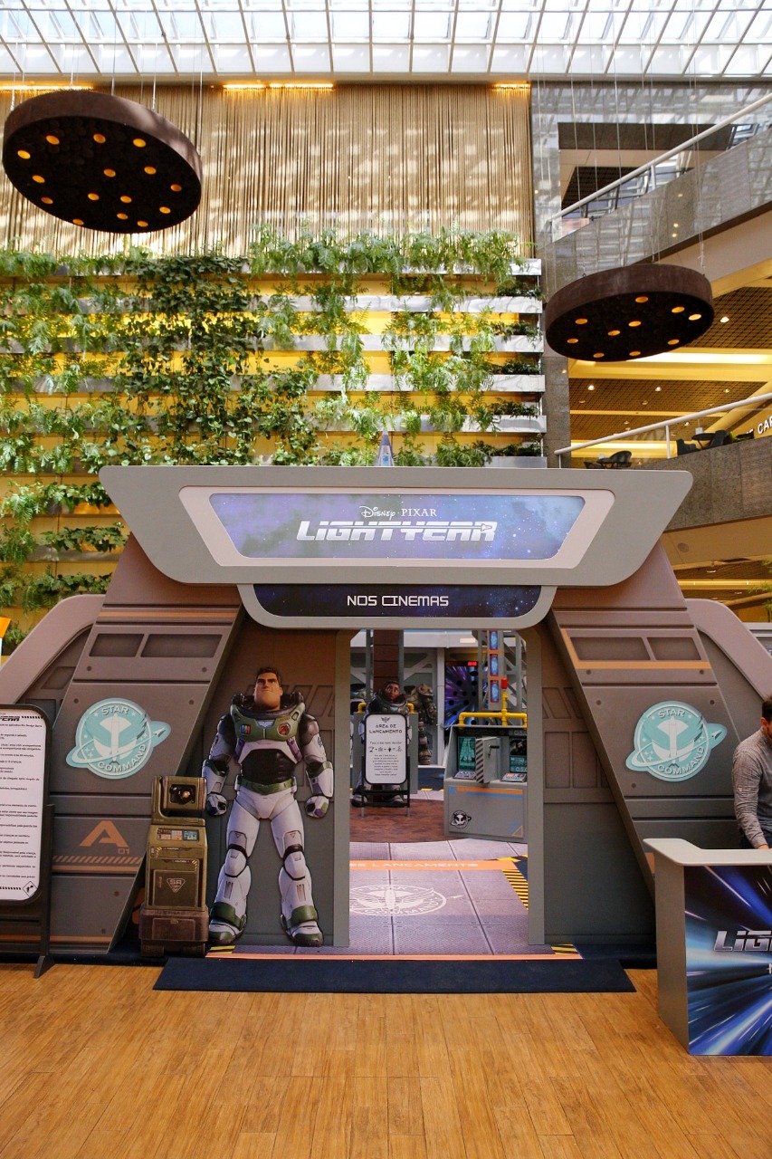 Foto mostra parque temático do Buzz Lightyear com o personagem na entrada