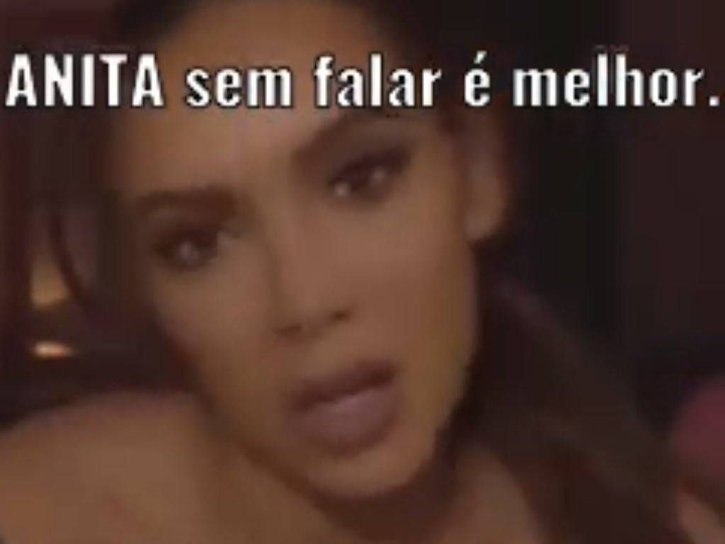 Print de vídeo com o rosto da cantora Anitta com a frase: "Anita sem falar é melhor"