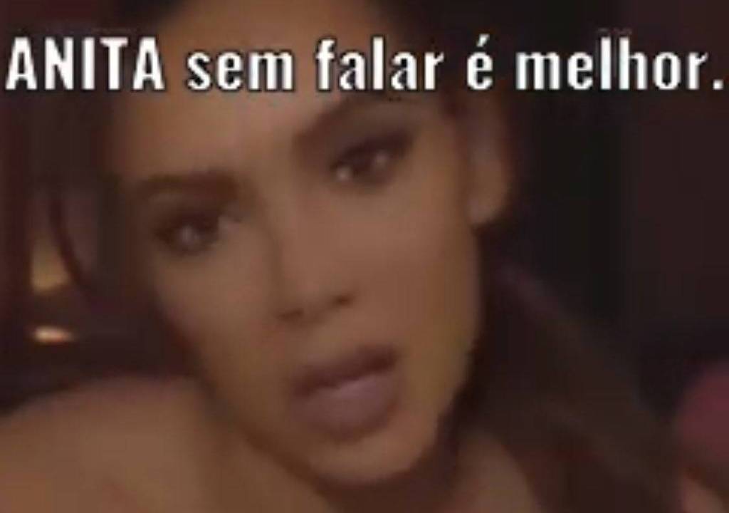 Print de vídeo com o rosto da cantora Anitta com a frase: "Anita sem falar é melhor"