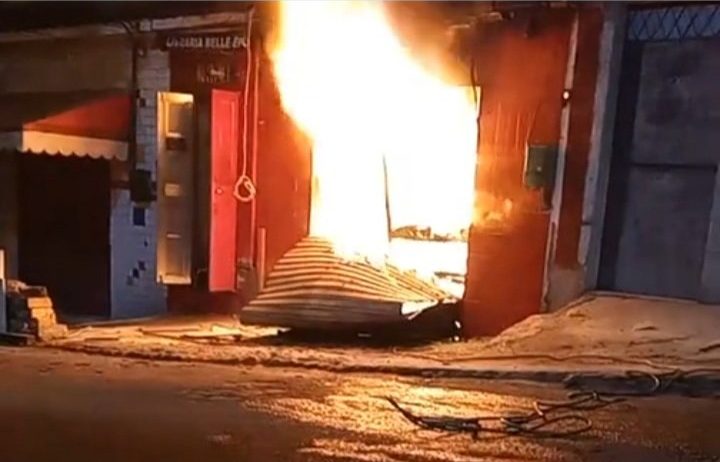 As chamas no incêndio da livraria Belle Époque, com entrada de madeira vermelha.