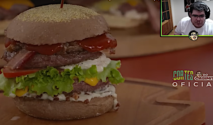 X-Nerdola: sanduíche com múltiplos ingredientes foi montado no chat da live de Casimito