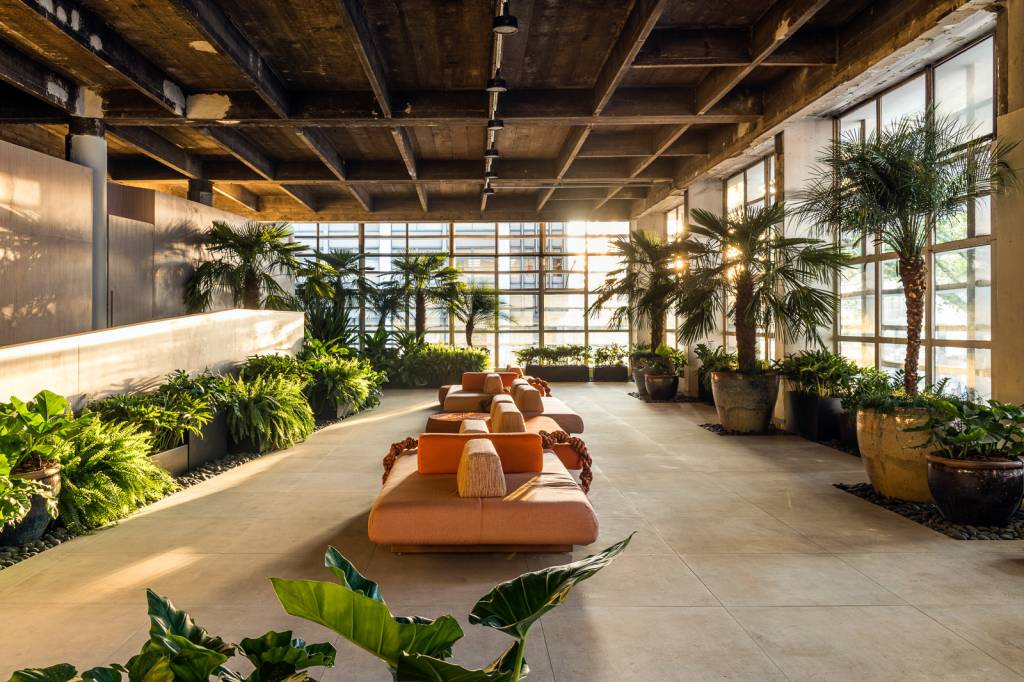 cate-poli-joao-jadao-casacor-2022-credito-renato-navarro-19 cate poli joao jadao casacor sp 2022 praca paulista augusta paisagismo jardim plantas sofa
