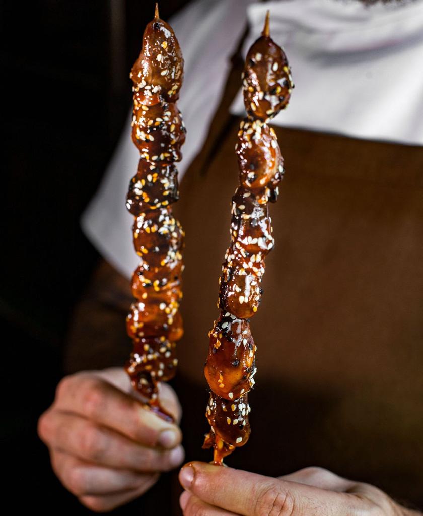 Chanchada: espetinho de coração de pato é destaque no menu junino do bar